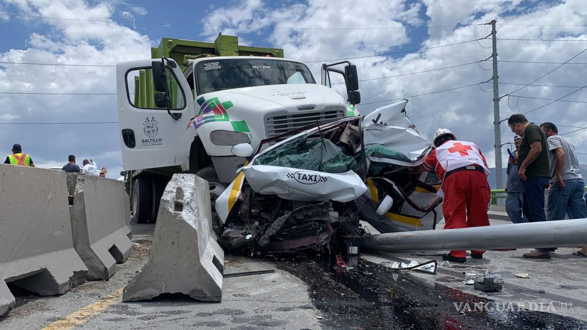 Saltillo: accidente con camión de basura en LEA deja a taxista prensado