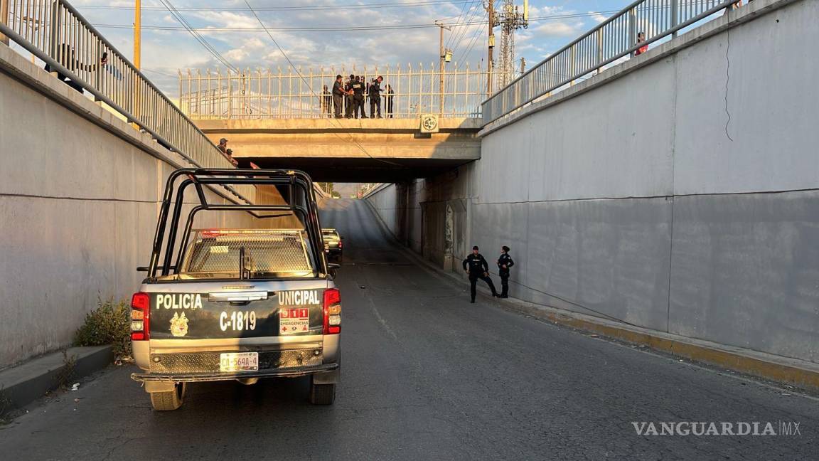 Autoridades rescatan a sujeto que intentó lanzarse de puente, en Saltillo
