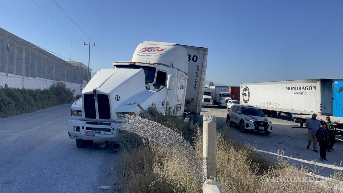 Trailero se queda sin frenos en Carbonera; decide salirse del camino para evitar impactar caseta