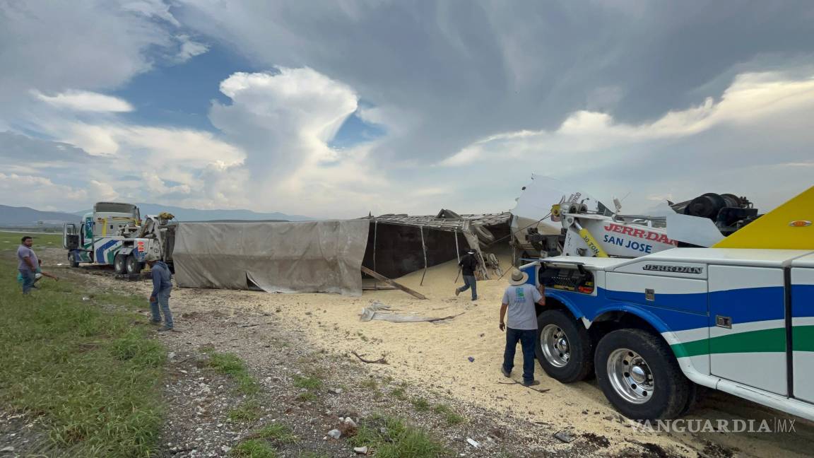 Tráiler vuelca y causa derrame de maíz, en Arteaga