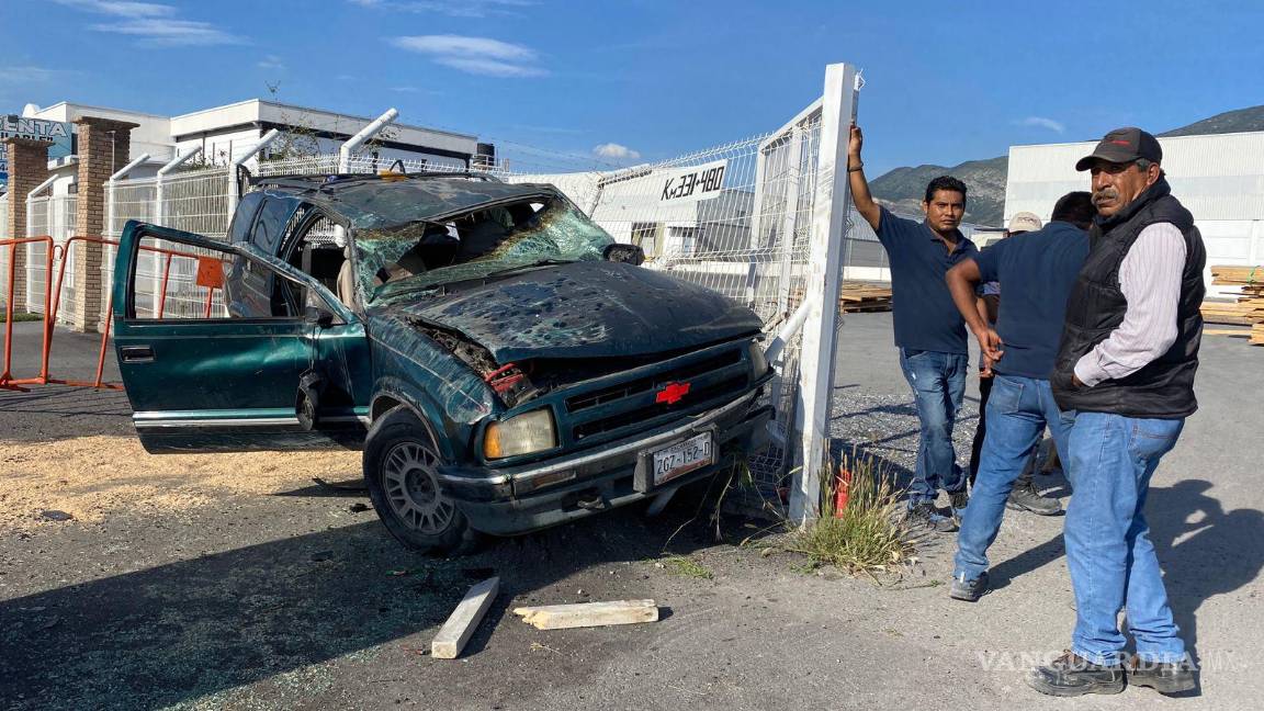 Pareja resulta lesionada tras volcar en la carretera a Zacatecas