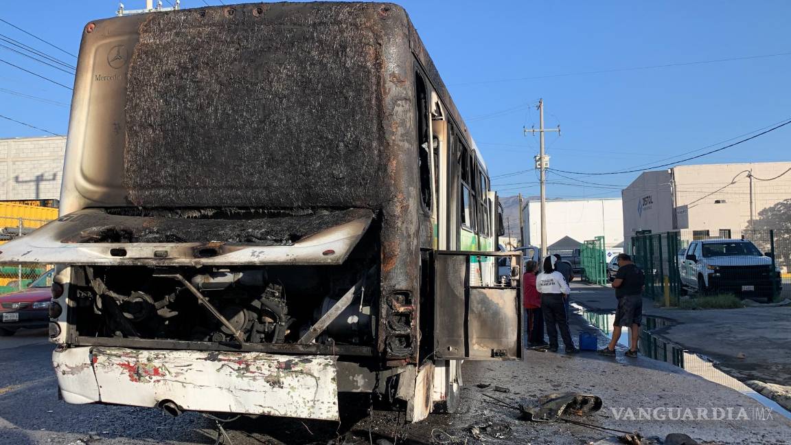 Fuego reduce a chatarra un camión de la ruta 13B de Saltillo