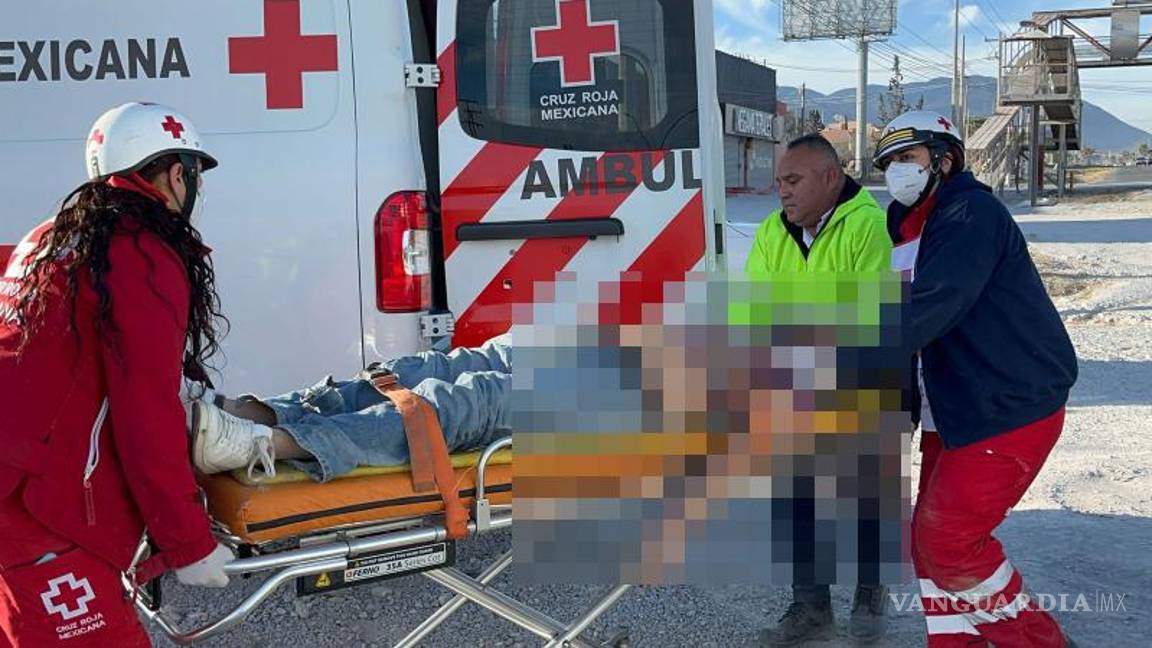 $!Paramédicos de la Cruz Roja llegaron rápidamente al lugar para auxiliar al joven motociclista antes de su traslado al hospital.