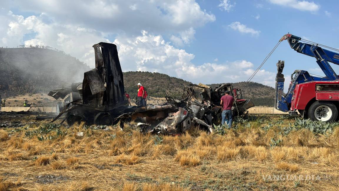 Choque e incendio entre dos tráileres paraliza carretera 57 en Arteaga