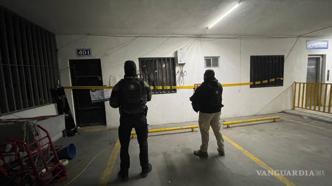Hallan drogas y armas en departamentos cateados en Monterrey