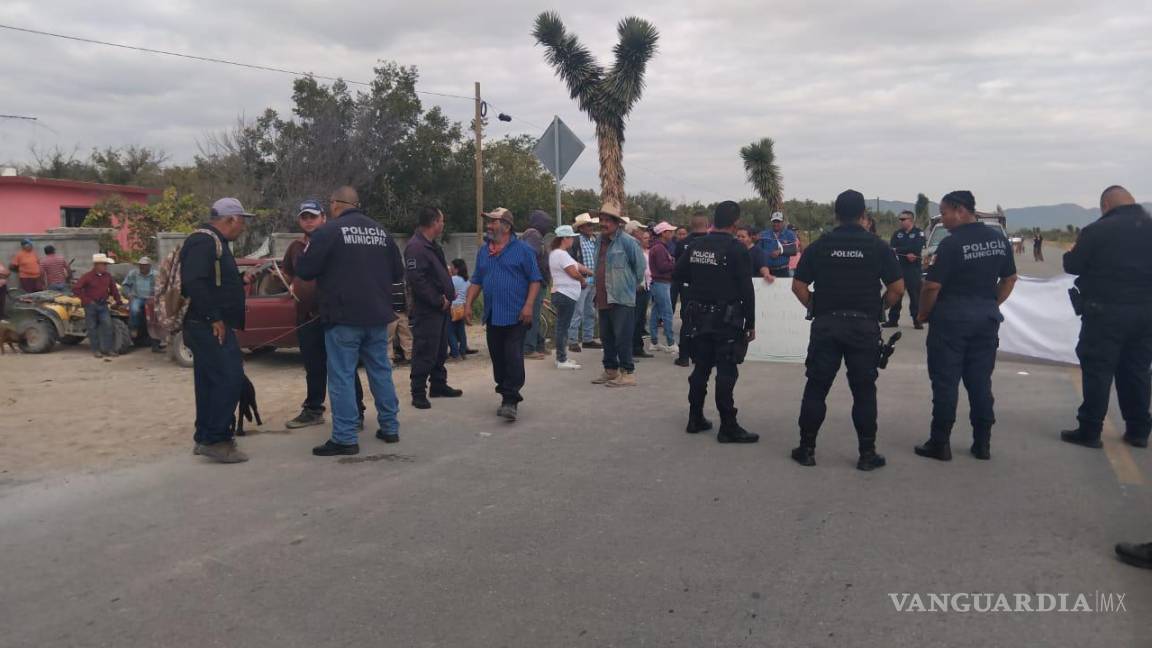 Se manifiestan campesinos por acceso al agua; cierran carretera Parras-Paila