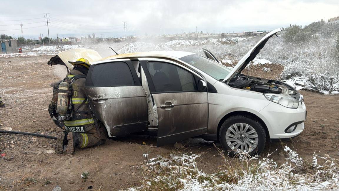 Se fractura al escapar de su auto en llamas, en Saltillo