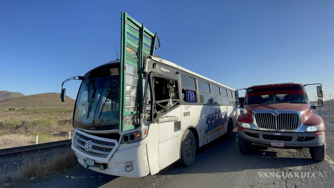 Se incrusta puerta de camión en transporte de personal en la Saltillo-Zacatecas; conductor lesionado