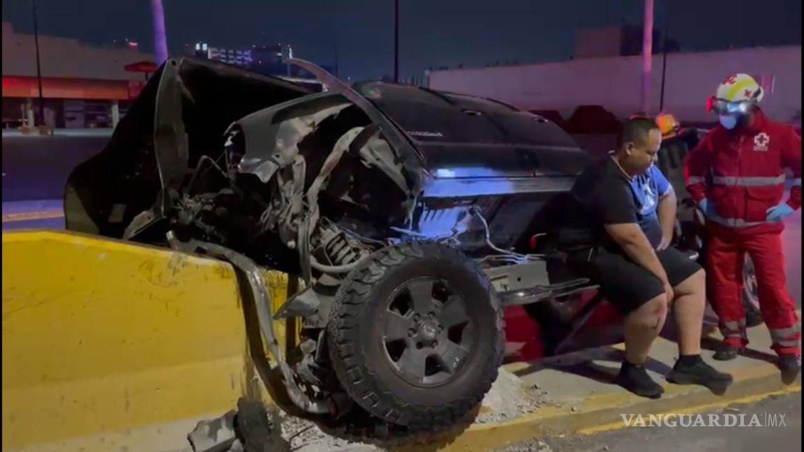 Ebrio conductor se estrella contra puente y termina con su camioneta destrozada, al norte de Saltillo