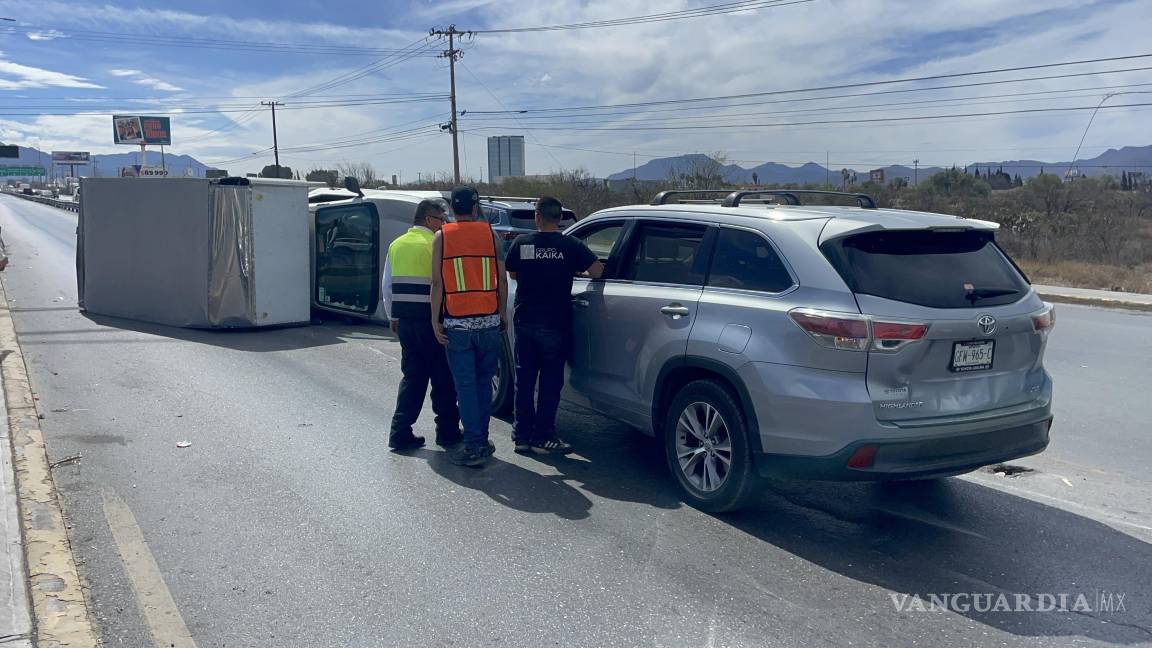 Maniobra prohibida hace volcar a conductor en el deprimido del LEA, al norte de Saltillo