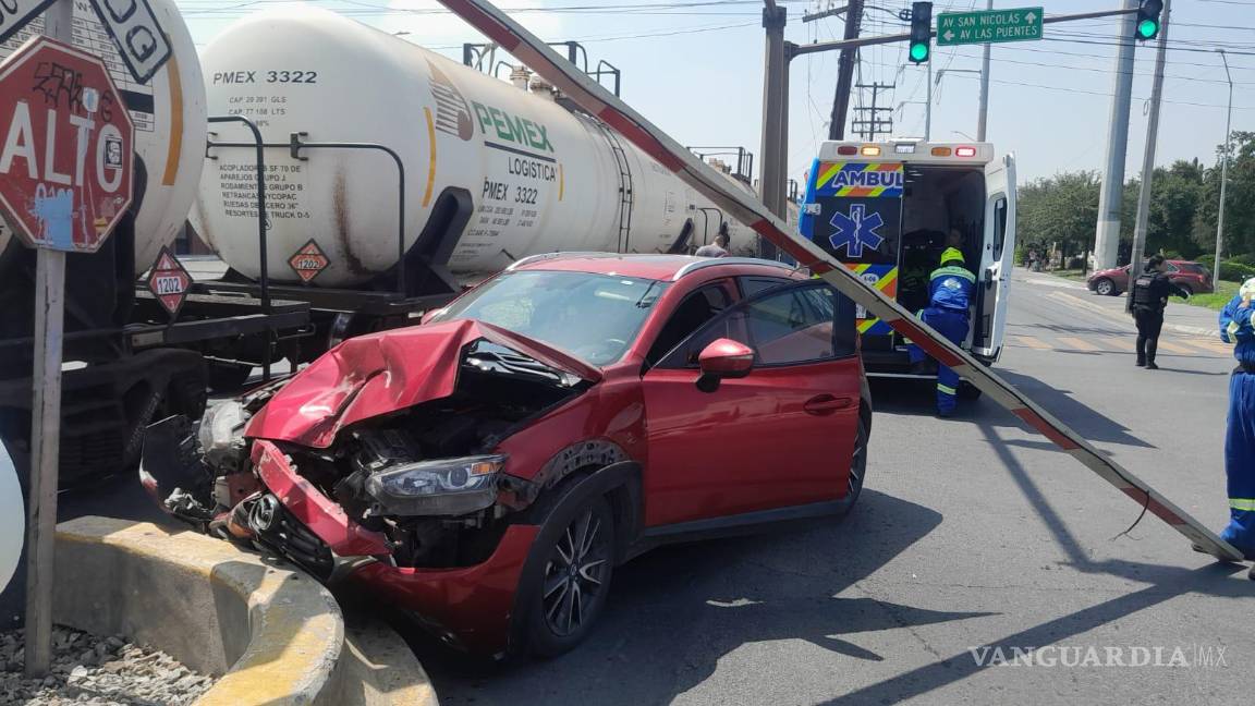Mujer intenta ganarle el paso con su camioneta al tren, en Nuevo León