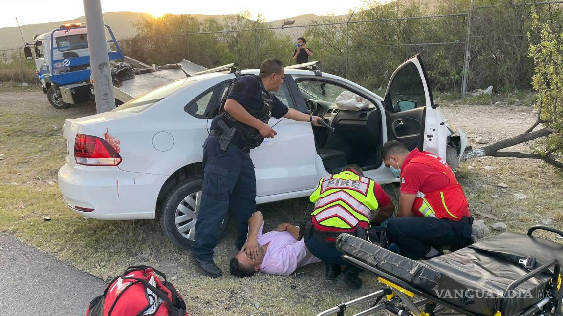 ¡La cuentan de milagro! Tras noche de fiesta, par de amigos se salen del camino, en Ramos Arizpe