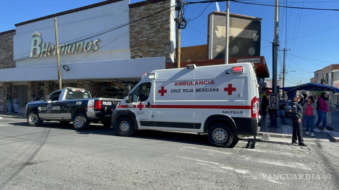 Adulta mayor trata de bajar de combi y se ‘la llevan colgando’ hasta caer al pavimento en Saltillo; conductor huye