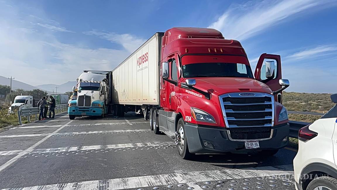 Saltillo: tráiler no alcanza a frenar, choca y causa caos vehicular en la carretera 57