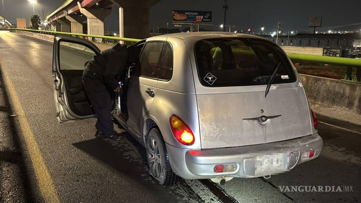 Camellón frenó su camino: ebrio provoca accidente en el distribuidor vial de Saltillo