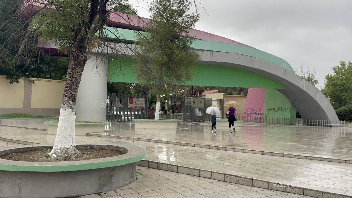 Accidente en resbaladero de la Deportiva termina en fractura para madre de familia en Saltillo