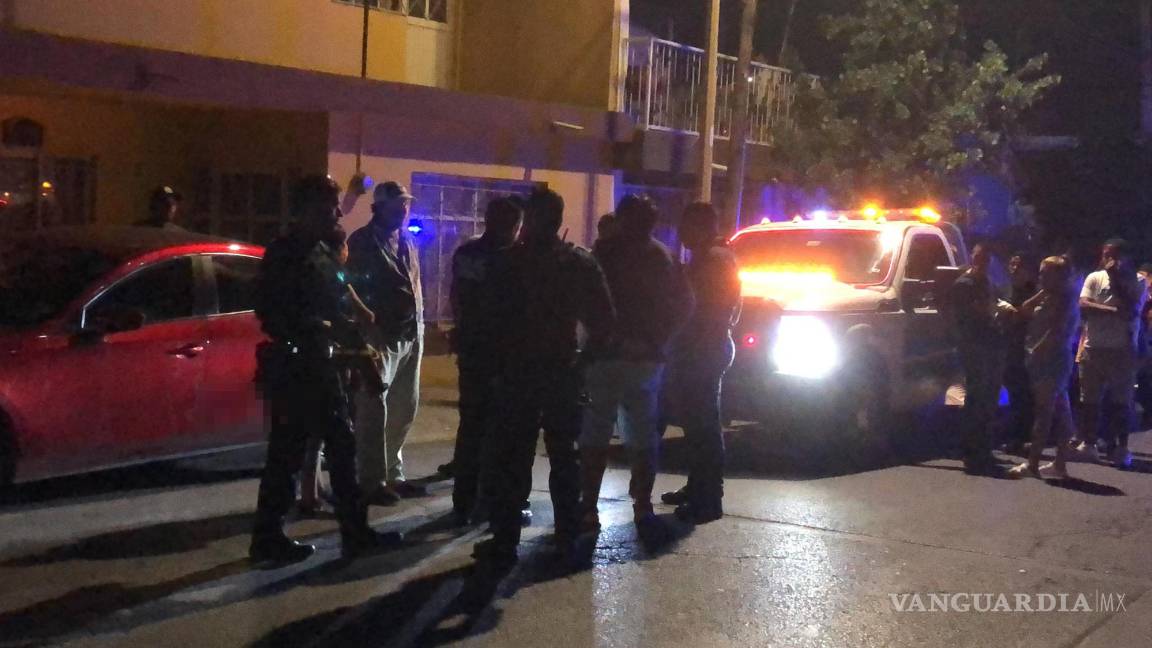 $!Amigos y familiares del joven involucrado se enfrentaron a los taxistas en el lugar de los hechos.
