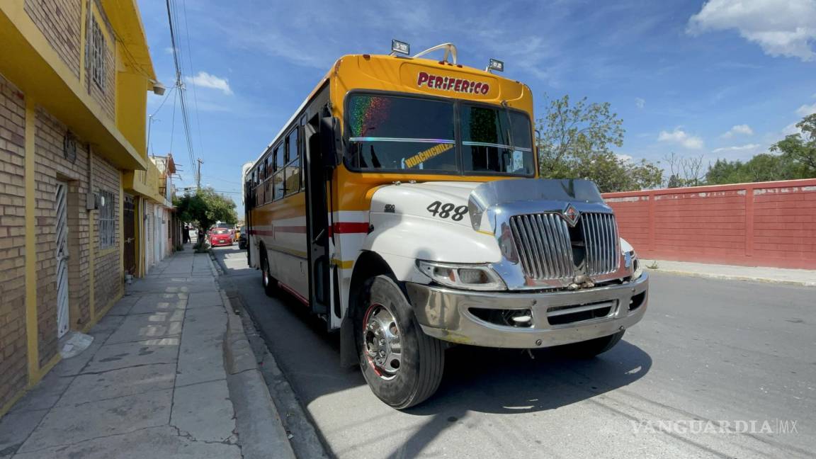 Camión de ruta Periférico choca a taxi y deja dos lesionados, en Saltillo