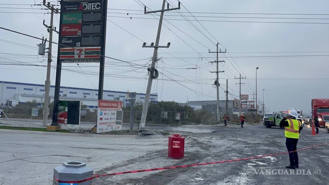 Camión impacta poste en el libramiento OFT; caos vial y apagones