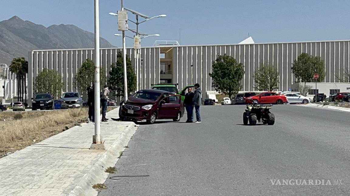 ‘Lobo’ se distrae con el celular y choca contra luminaria en la UAdeC, campus Arteaga