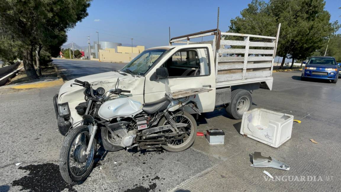 Saltillo: conductor se le atraviesa a motociclista y se hace la víctima