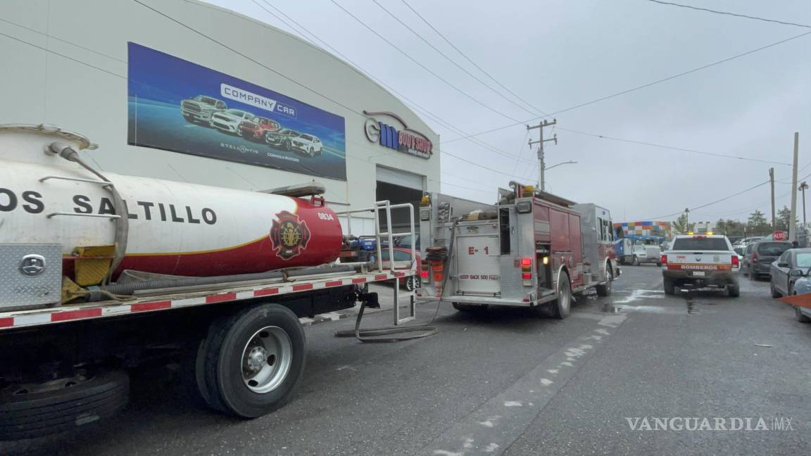 Alarma incendio en cabina de pintura de Coahuila Motors; desalojan a 10 trabajadores