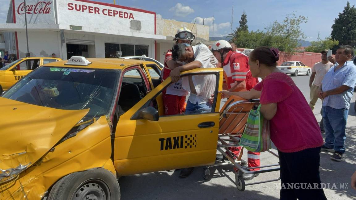 Camión de ruta Periférico choca a taxi y deja dos lesionados, en Saltillo