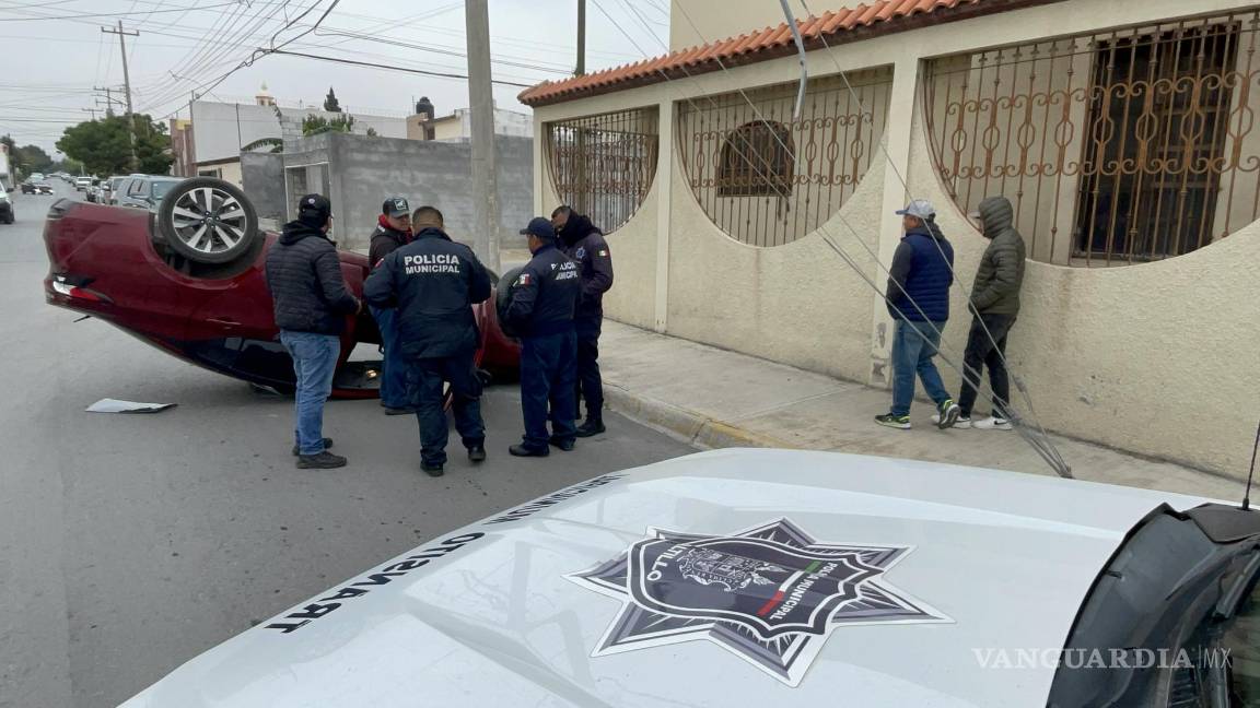 Por exceso de velocidad, joven termina llantas arriba en bulevar de Saltillo