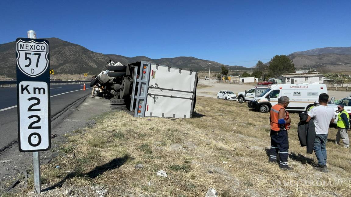 Vuelca tráiler remolcado por grúa en la carretera 57 Matehuala-Saltillo