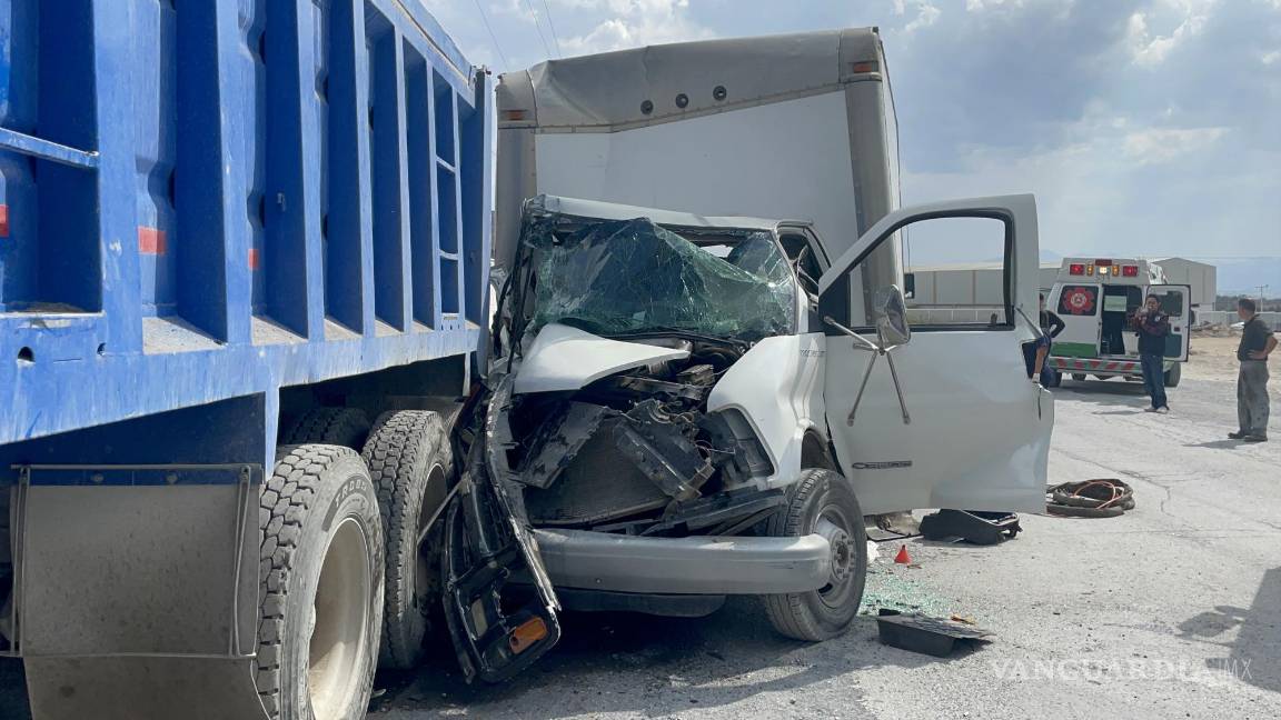 Terminan prensados tras fuerte accidente en carretera de Arteaga