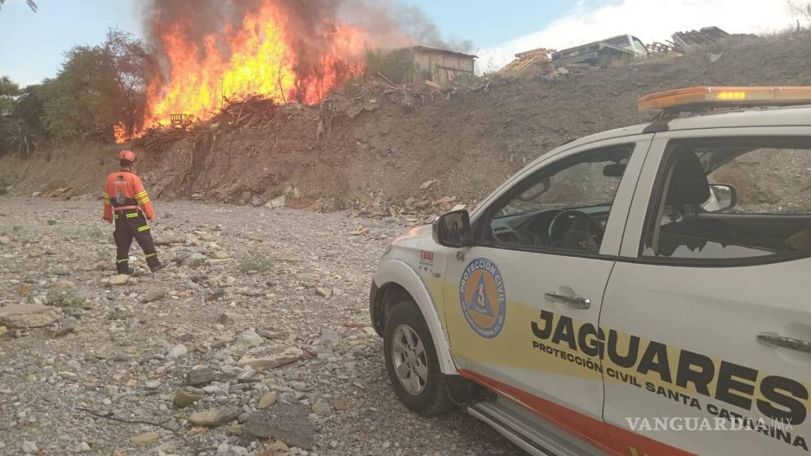 Incendio en tejaban, en márgenes de arroyo, moviliza a elementos de Nuevo León