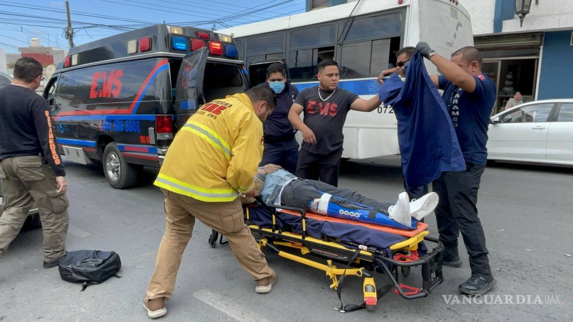 Camioneta se detiene y motociclista se estampa; joven resulta con fractura en Saltillo