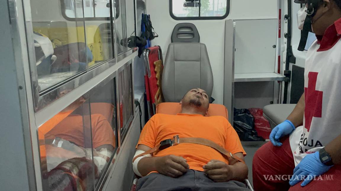 $!El motociclista lesionado fue trasladado a un hospital para su valoración.