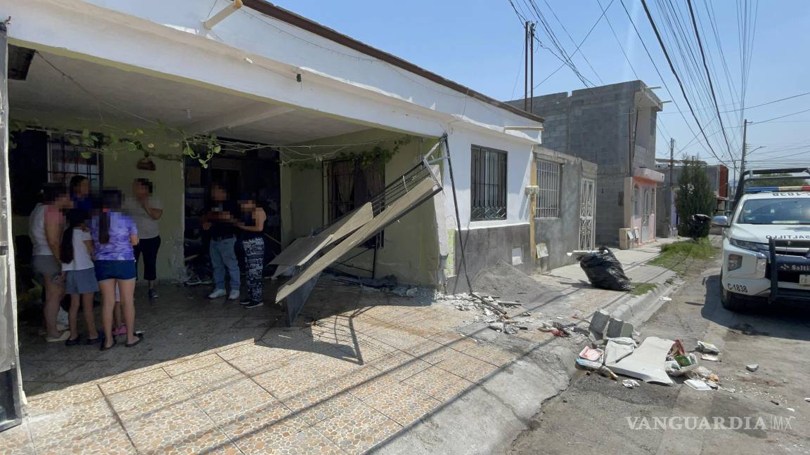 Saltillo: amanecido se estrella contra domicilio en Mirasierra; allegados lo resguardan