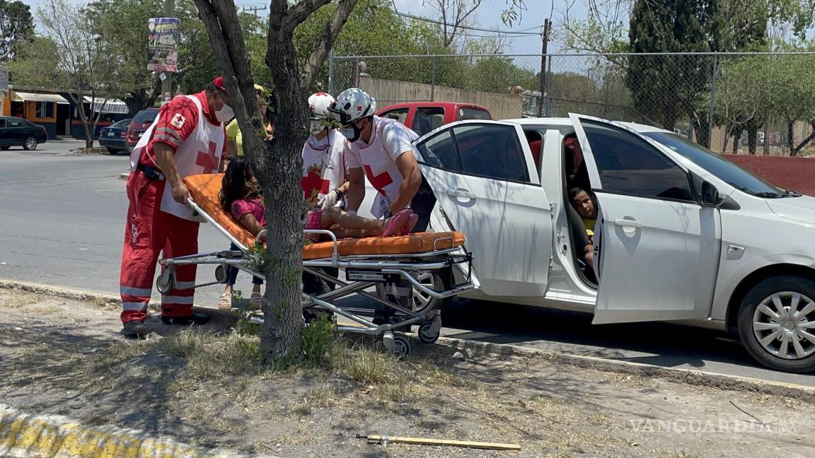 Menor no alcanza a sujetarse de su madre y es arrollada, en colonia al sur de Saltillo