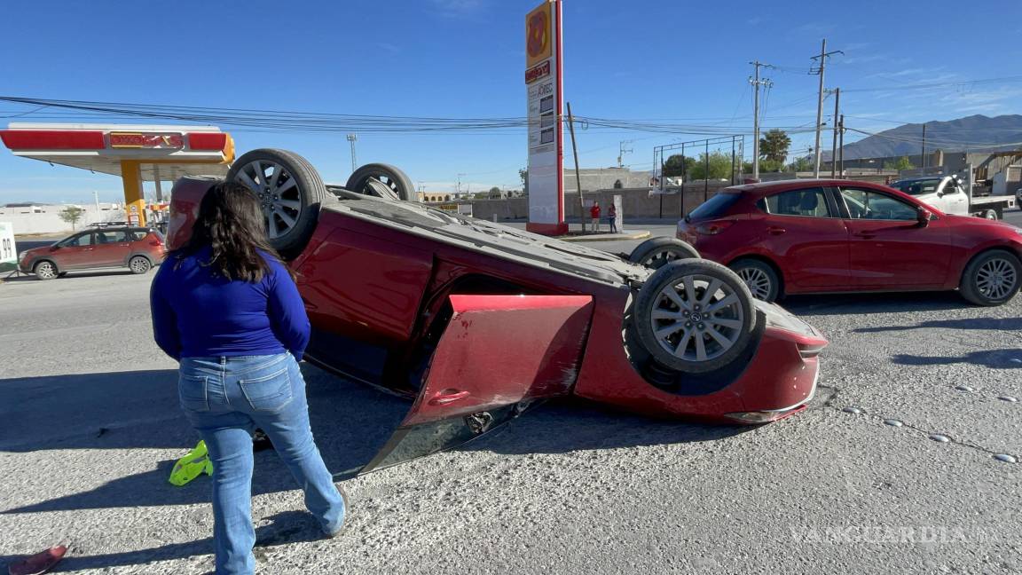 Accidente en Arteaga deja dos personas lesionadas y tres autos dañados... uno de ellos terminó volcado
