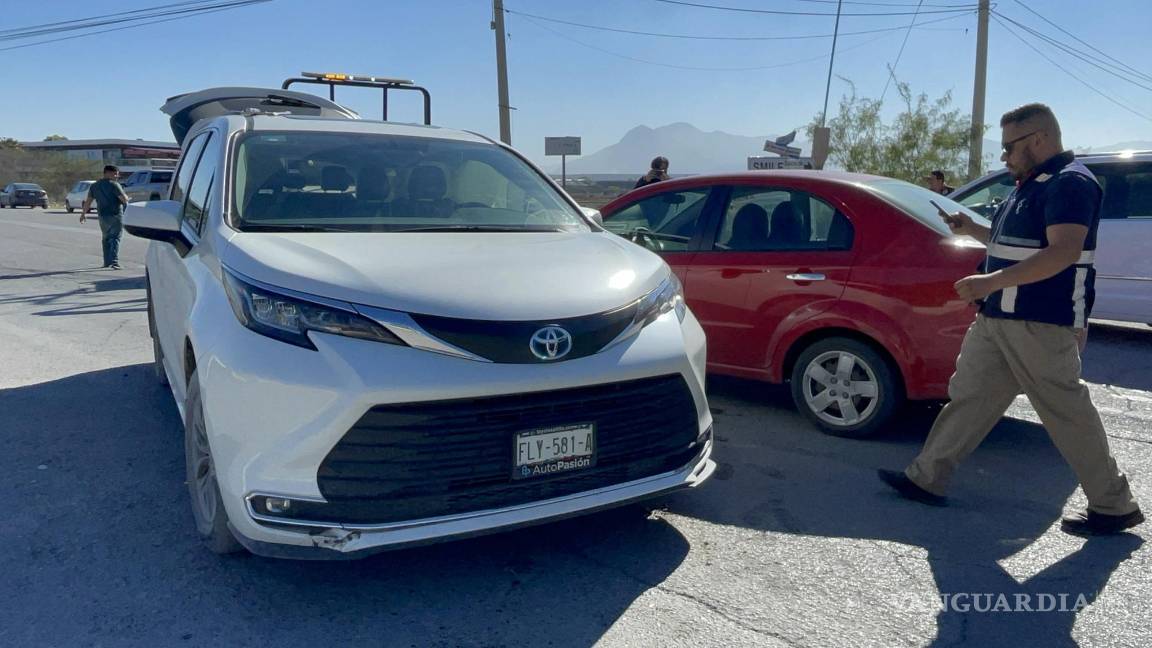 Conductora destroza auto al incorporarse sin precaución a bulevar en Saltillo