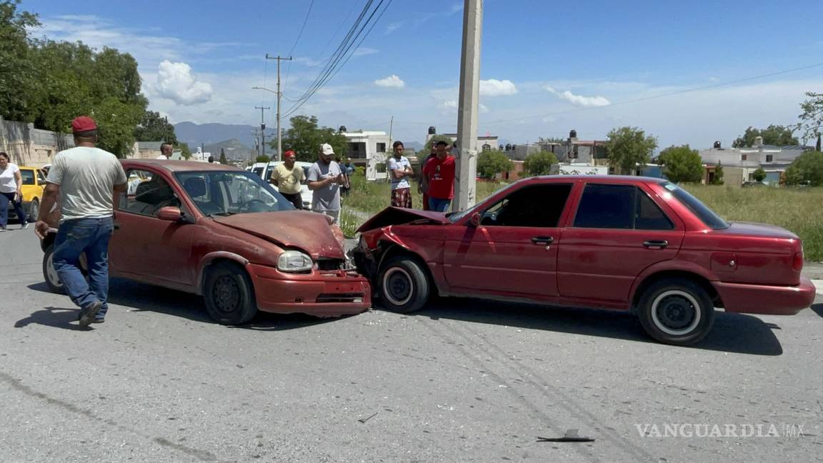 Se descuida al cambiar de carril y da ‘un besito’ a vehículo al sur de Saltillo