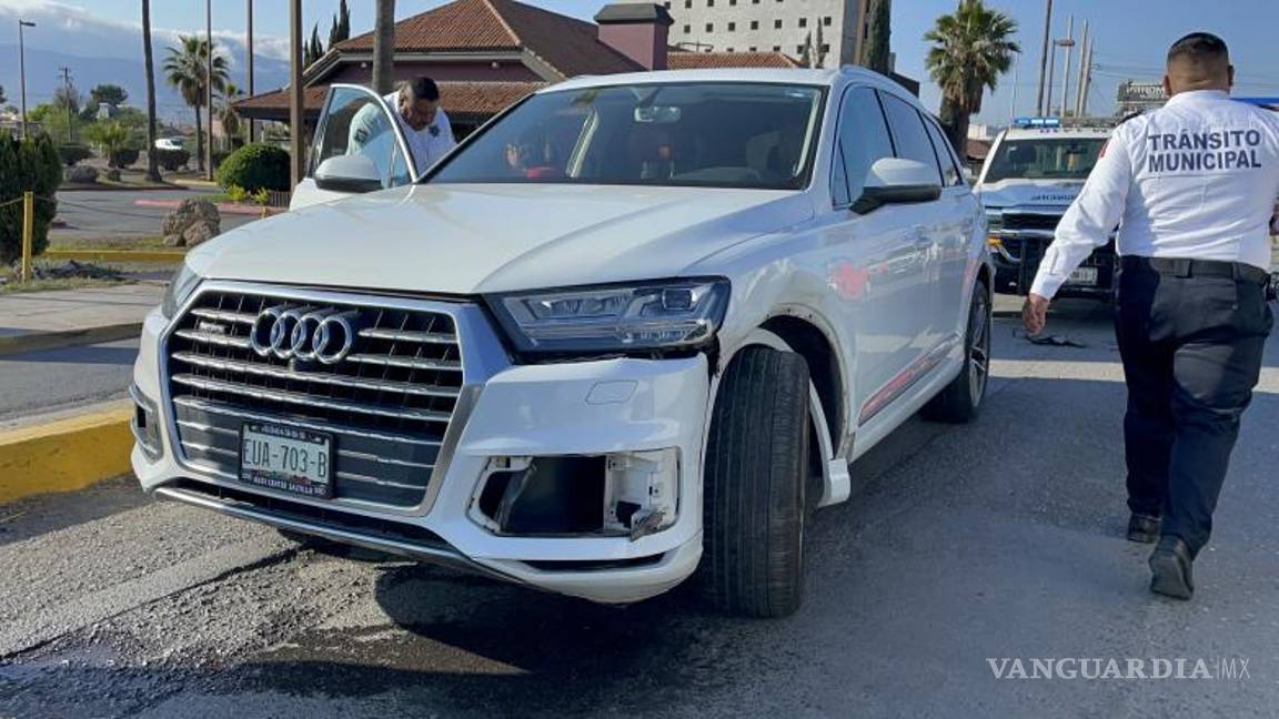 $!Los autos se tuvieron que hacer a un lado de la vialidad y esperaron a que las autoridades llegaran a tomar conocimiento del accidente