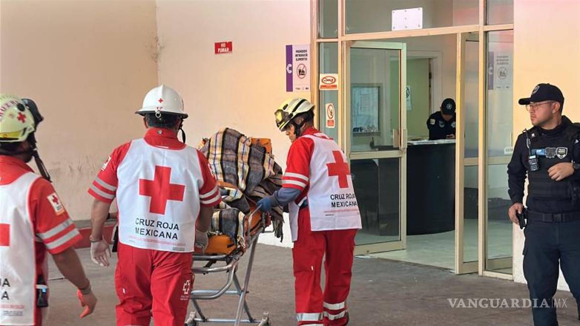 $!Paramédicos de la Cruz Roja trasladaron a la adolescente al Hospital General de Saltillo para su valoración médica.