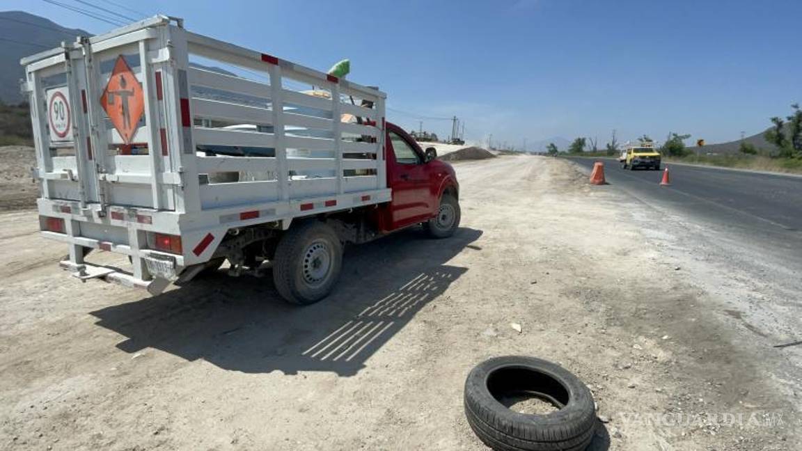 $!El vehículo que lo embistió, un Nissan Tsuru, siguió su marcha sin detenerse a brindar auxilio.