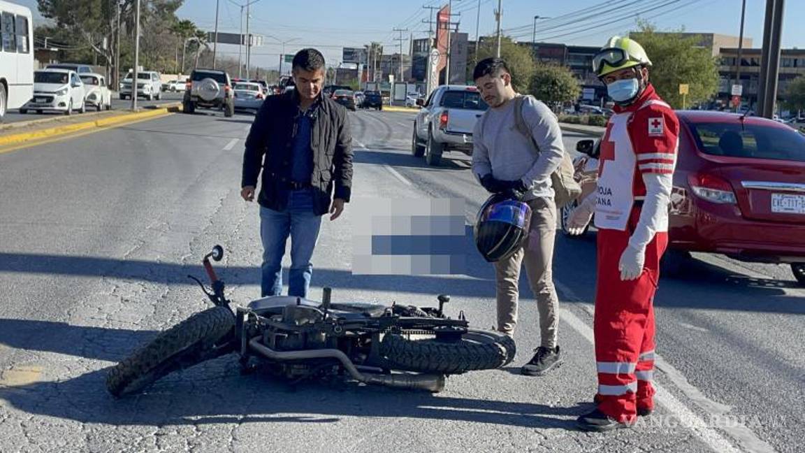 $!La motocicleta del joven quedó sobre el pavimento tras la caída provocada por el frenazo inesperado del automóvil.