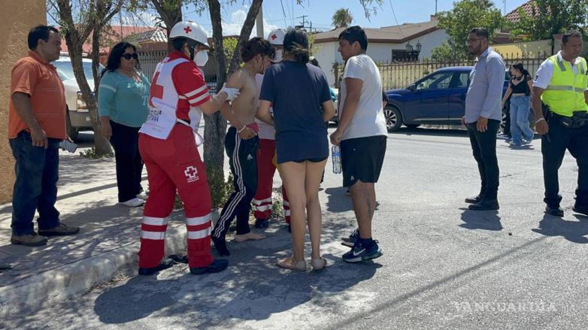 $!Paramédicos atendieron a Ramiro Uriel, de 17 años, a bordo de la ambulancia