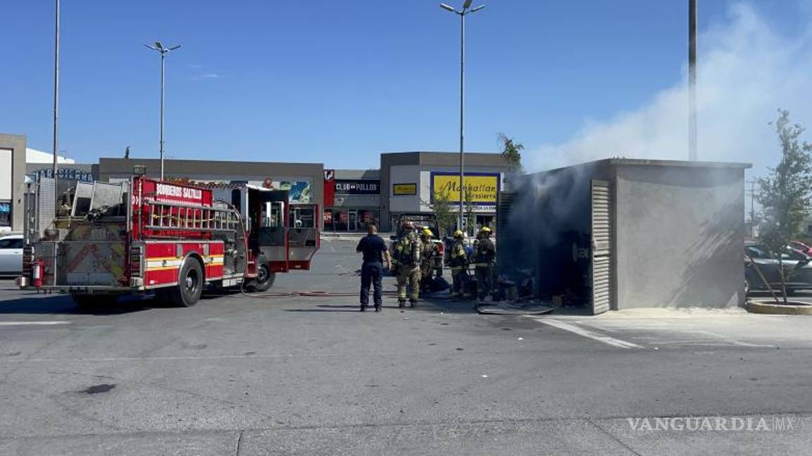 $!Un indigente fue señalado como el posible responsable del incendio que afectó los contenedores de basura en el estacionamiento de una tienda de autoservicio en Mirasierra, según informes de seguridad local.