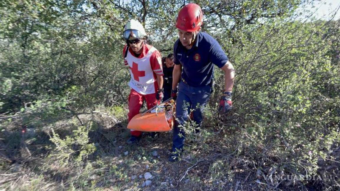 $!Bomberos y Cruz Roja coordinaron el ascenso tras hidratar y estabilizar a la paciente.