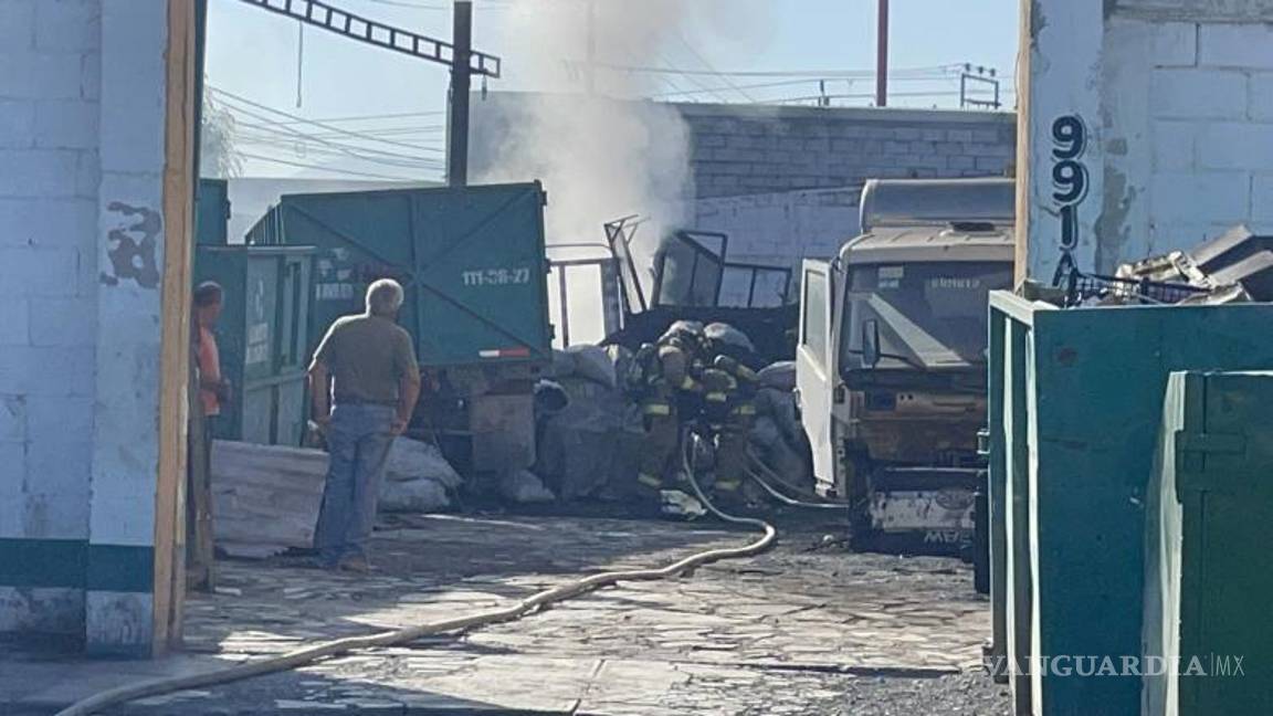 $!La columna de humo del incendio se pudo ver desde varios puntos de la ciudad, generando alarma entre los residentes.