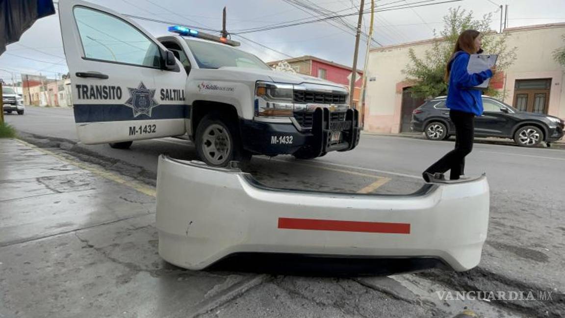 $!La defensa del auto de alquiler salió volando.