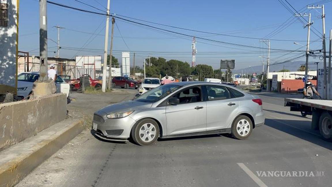 $!El vehículo Ford Focus quedó inmovilizado tras impactar contra la banqueta en el bulevar Jesús Valdés Sánchez.