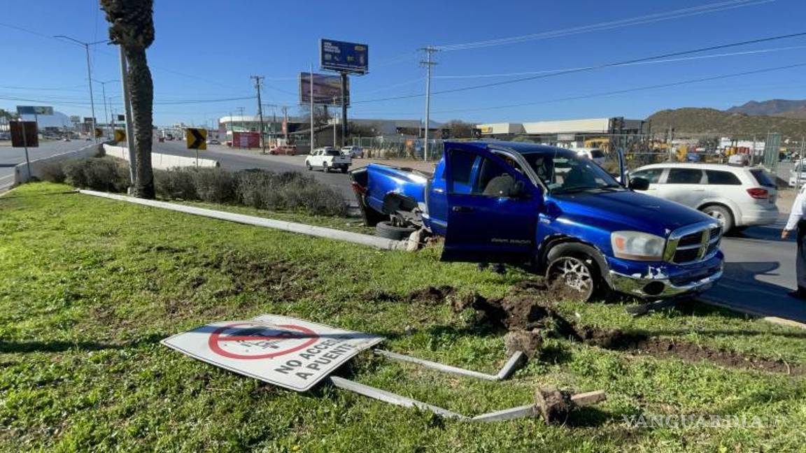 $!Los oficiales de la Policía Municipal de Tránsito tomaron medidas en la escena del accidente para recabar información y garantizar la seguridad vial.