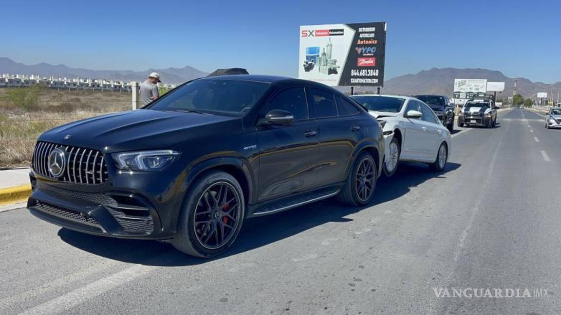 $!Las unidades quedaron unidas tras el impacto, lo que complicó su separación en el sitio.